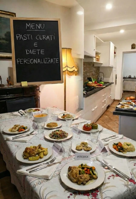 Tavola apparecchiata con piatti equilibrati per anziani